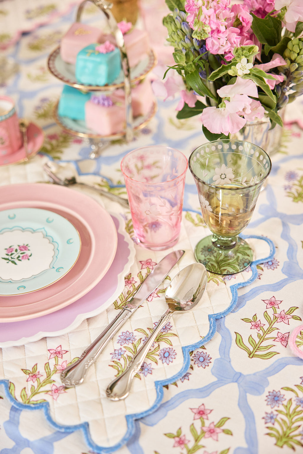 Gardenia Blue Scalloped Quilted Placemat (Set of 4)